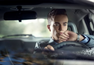 çekici bir adam arabasını