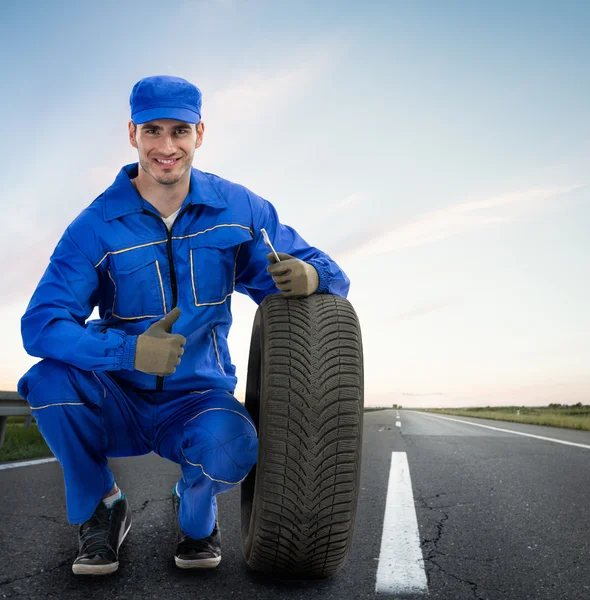 Smiling mechanic showing thumbs up — Stock Photo, Image