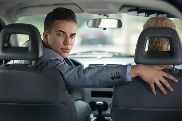 Hombre guapo conductor mirando hacia atrás — Foto de Stock