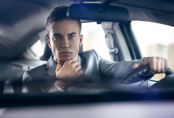 Елегантні стильні чоловіки в машині — стокове фото