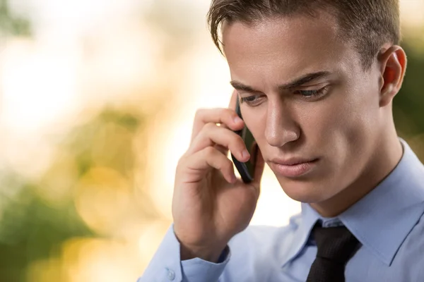 Affärsman pratar över mobiltelefon — Stockfoto