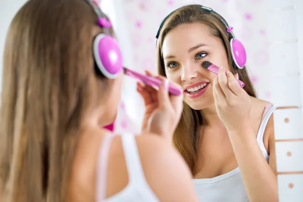 Tiener meisje in badkamer — Stockfoto