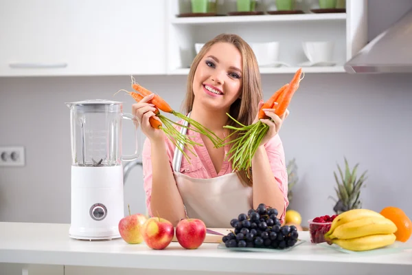 Jolie fille en bonne santé avec des fruits et légumes — Photo