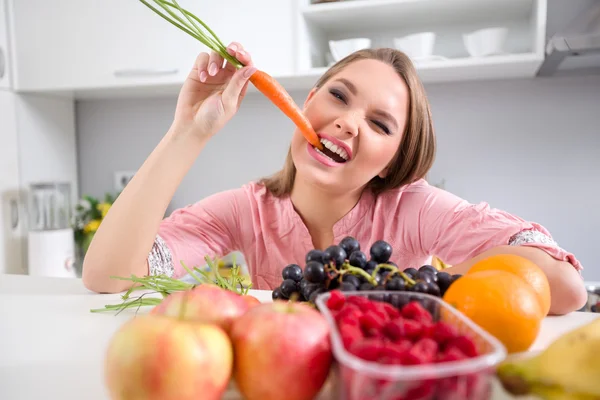 Rolig tjej biter en morot — Stockfoto