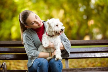 Onun köpeği ile parkta güzel kadın