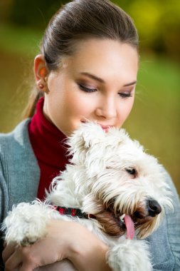Onu köpek ile kız portresi