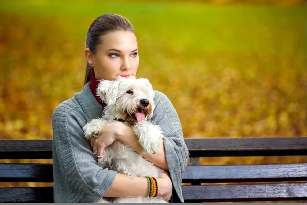 Ung flicka kramar sin hund — Stockfoto