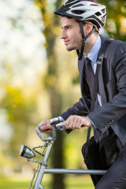 genç işadamı giyen Bisiklet kask