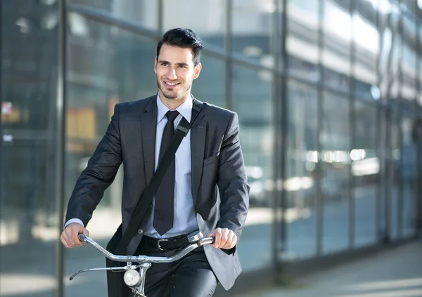 Empresário andar de bicicleta no caminho para o trabalho — Fotografia de Stock