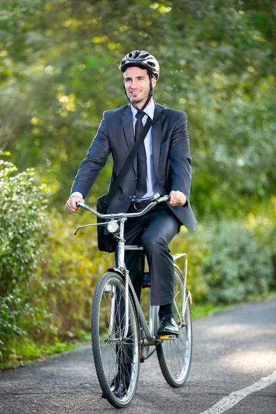 Toute la longueur du jeune homme d'affaires en vélo — Photo