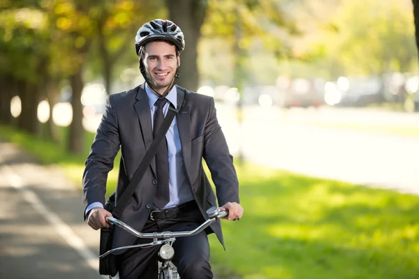 Liikemies, joka ajaa polkupyörällä töihin, konsepti kaasusäästöpulssi — kuvapankkivalokuva