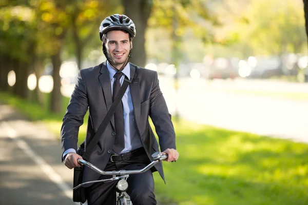 Empresario montar una bicicleta al trabajo, concepto de ahorro de gas conce —  Fotos de Stock