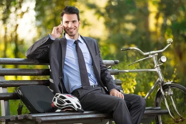 Ung man med sin cykel — Stockfoto