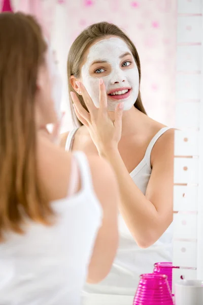 Güzellik kız Başlarken yüz maskesi — Stok fotoğraf