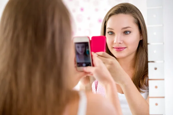 Hermosa chica adolescente tomando selfie en el baño — Foto de Stock