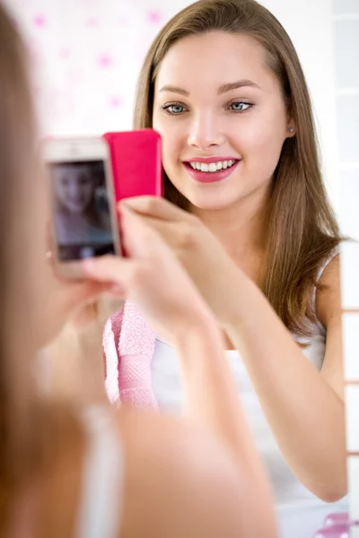 Teen girl making self-portrait — Stock Photo, Image