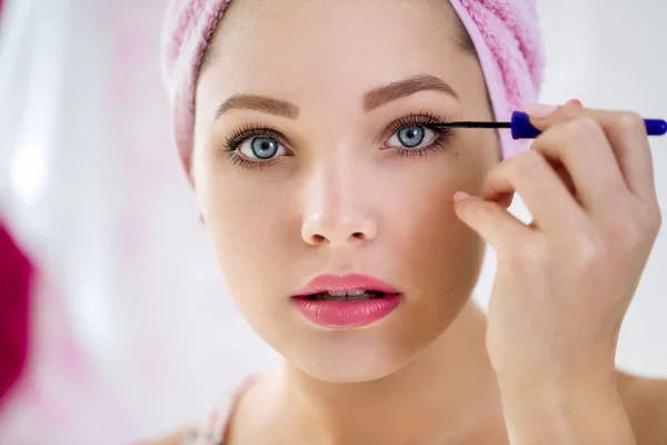 Close up of woman applying mascara — Stock Photo, Image