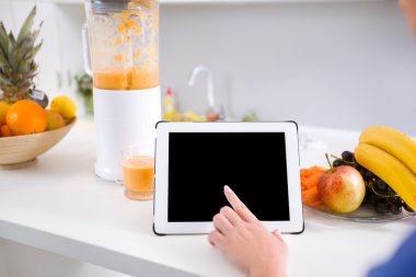 Tablet dokunmadan el