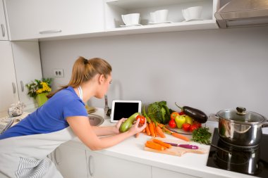 Kadın mutfakta tablet kullanma 