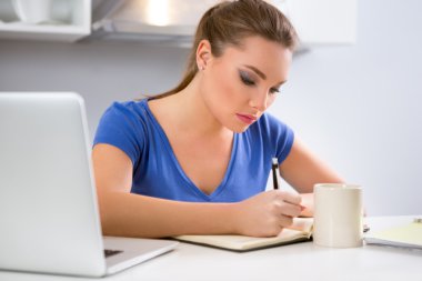 mutfak çalışmada kız