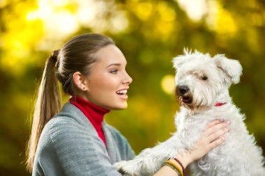 Sevimli köpek ile neşeli kız 
