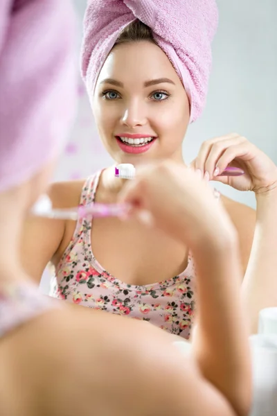 Fogászati higiénia-fogmosás fogak fiatal lány fogkefe — Stock Fotó