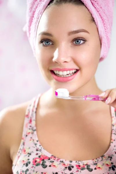 Mooi meisje haar tandenpoetsen voor spiegel — Stockfoto