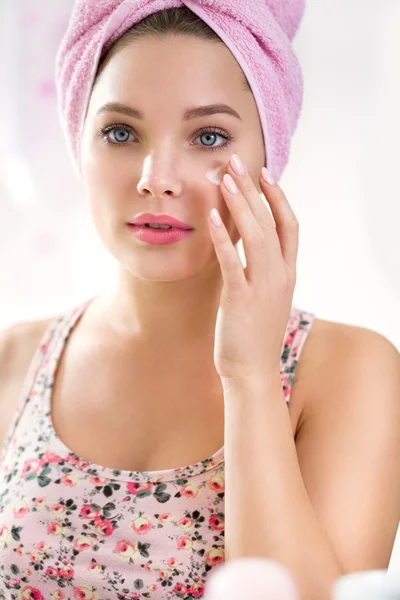 Applying cream on face — Stock Photo, Image