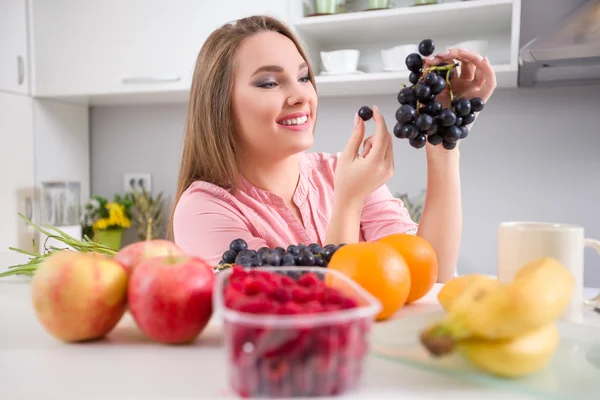 Junge Frau hält an gesunder Ernährung fest — Stockfoto