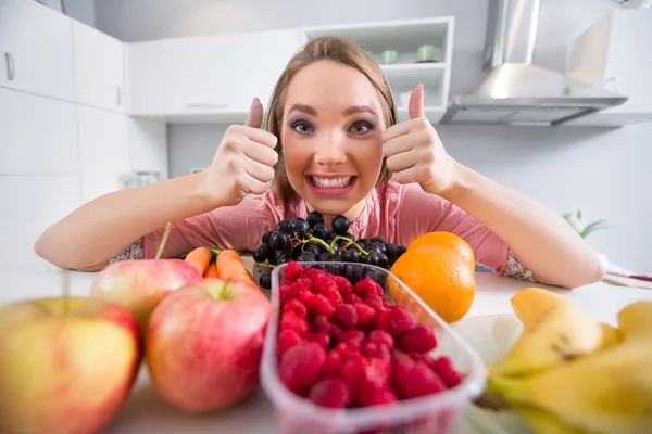 Jovem com muitas frutas — Fotografia de Stock