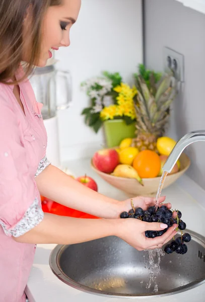 Washing fresh grapes — Stock Photo, Image