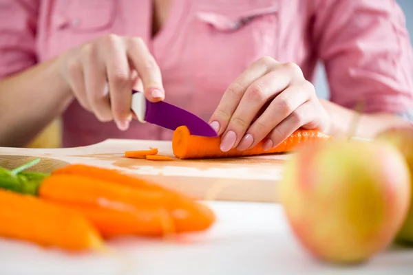 Hands of a young woman chopping vegetables — Stock Photo, Image