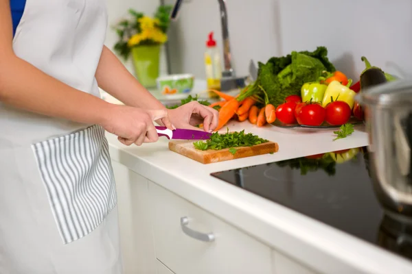 Préparation des aliments dans la cuisine — Photo