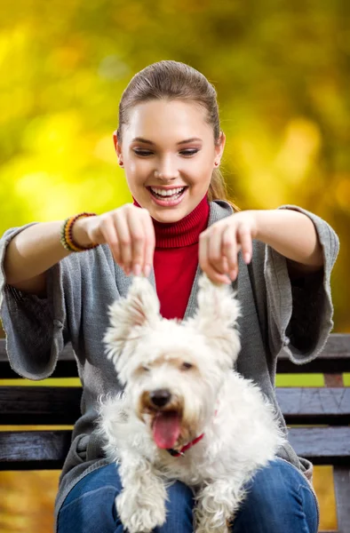 Mädchen spielt mit ihrem lustigen Hund — Stockfoto