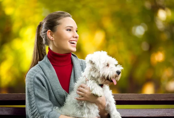 Jeune femme souriante avec chien — Photo