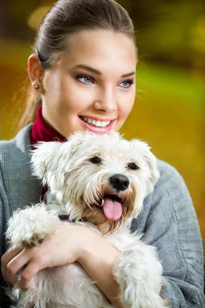 Retrato de niña con su perro — Foto de Stock