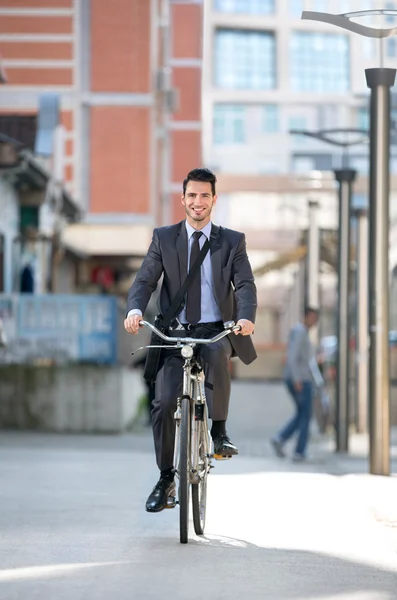 Homme d'affaires à vélo — Photo