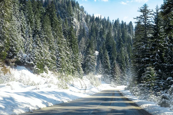 Estrada de inverno na neve — Fotografia de Stock