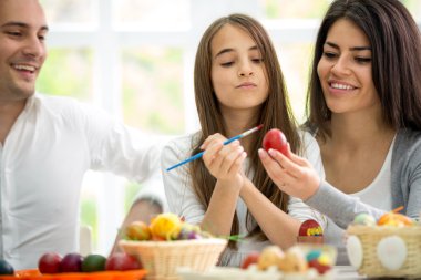 Aile birlikte yumurta süslemek