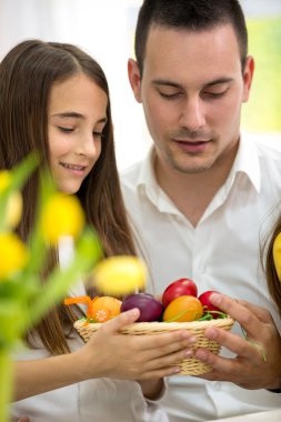 Baba ve kızı renkli yumurta ile