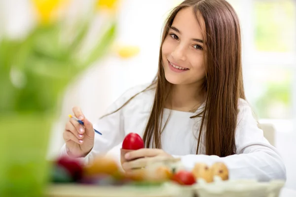 Leende flicka måla påskägg — Stockfoto