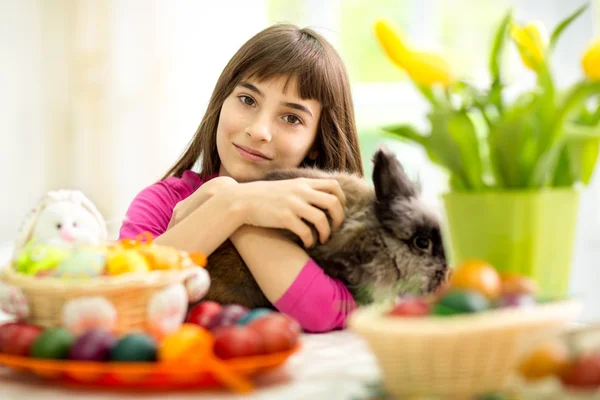 Mooi meisje knuffelen bunny — Stockfoto