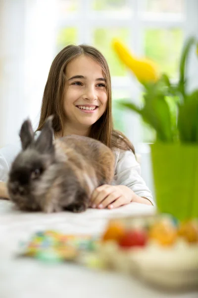 Ragazza sorridente con coniglietto di Pasqua — Foto Stock