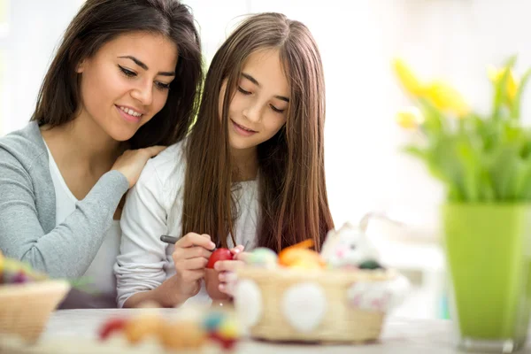 Anne ve kızı çocuk Paskalya yumurtaları boya — Stok fotoğraf