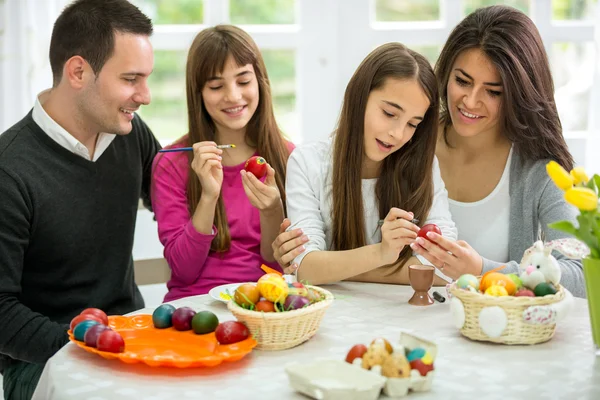 Família decoração ovos de Páscoa juntos — Fotografia de Stock