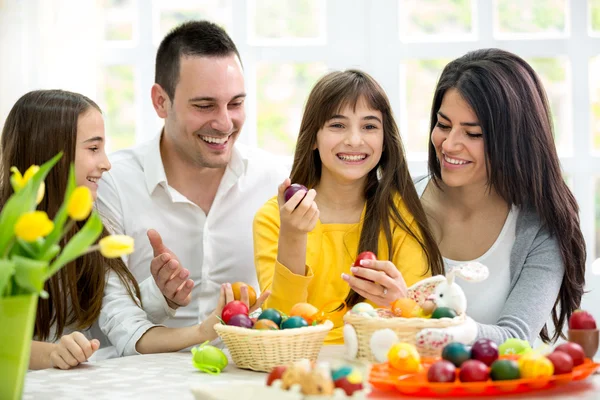 Feliz familia diviértete con huevos de Pascua — Foto de Stock