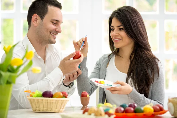 Joven hombre y mujer pintando huevos de Pascua — Foto de Stock