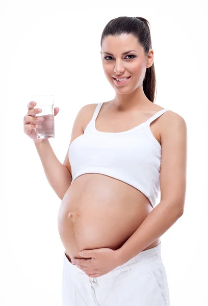 Mulher grávida sorridente com copo de água — Fotografia de Stock