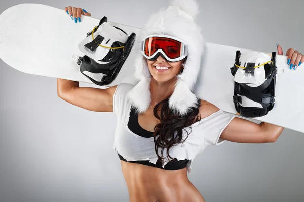 Glad flicka poserar med snowboard — Stockfoto