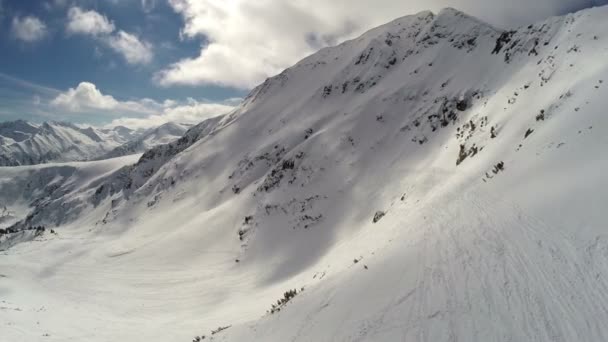 Antenn: Flyg över berg täckta med snö - vinter — Stockvideo